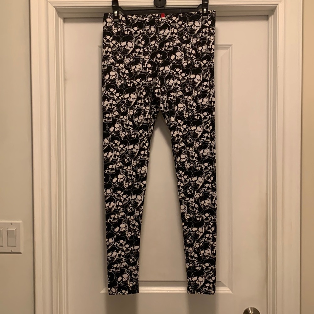 3 for $15 bundle H&M Divided lightly worn skull print leggings. Light weight